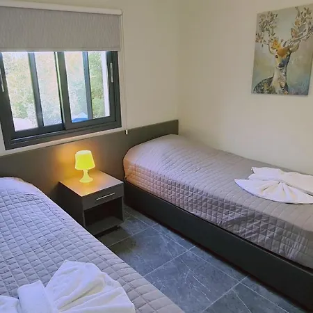 Nissi Twins Apts 아파트