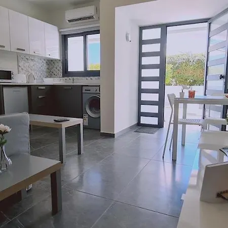 Nissi Twins Apts 아파트 *