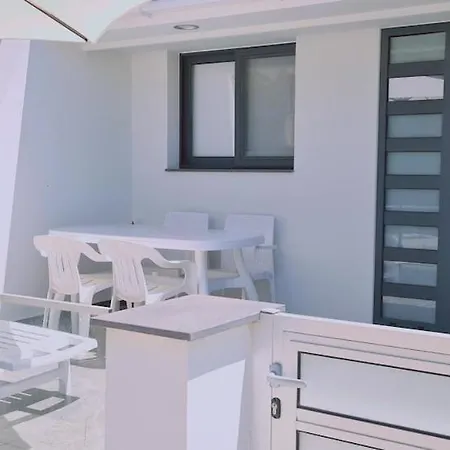 Nissi Twins Apts 아파트 *