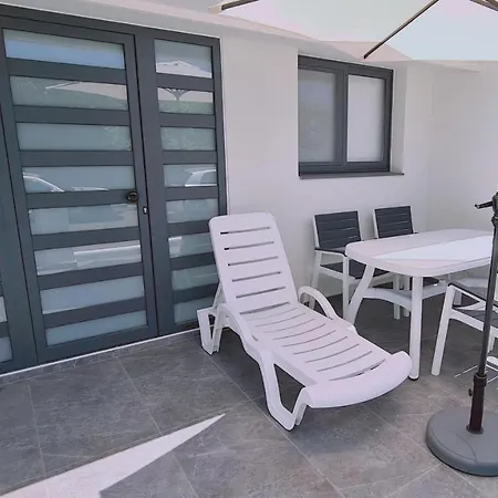 Nissi Twins Apts 아파트