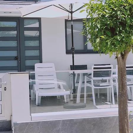 Nissi Twins Apts 아파트 *